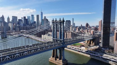 Manhattan 'daki Manhattan Köprüsü New York Birleşik Devletleri. Tarihi Caddeleri birbirine bağlayan ikonik köprü yapısı. Metropolitan Skyline Binaları Güzel. Bina Mimarlığı Şirketi.