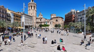 Valencia Valence Community İspanya 'daki La Reina Meydanı. Yoğun caddeler ve binalarla çevrili bir şehir parkının havadan görünüşü. İş Bulutları Gökyüzü Şehir Merkezi. Arkaplan Ünlü.