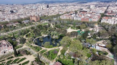 Katalonya 'nın Barselona bölgesindeki Ciutadella Parkı. Ünlü Botanik Bahçesi şehri geziyor. İş Bulutları Gökyüzü Şehir Merkezi. Geniş İş Döndürme.