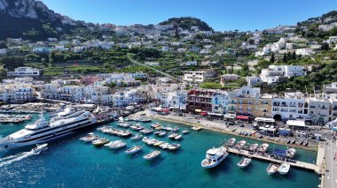 Napoli 'deki Capri Adası, Campania İtalya. Yükselen Binalar ve Şehir Yaşamını Gösteren Trafik Gösterileri. Horizon Sahili Denizi kıyısında. Deniz kenarı seyahati. Napoli Campania.