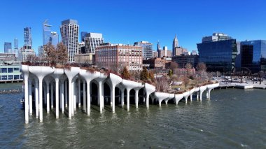 Manhattan, New York 'taki 57. iskele. Yükselen binaları ve trafiği olan hareketli bir şehrin havadan görünüşü. İş Bulutları Gökyüzü Şehir Merkezi. İş dünyası geniş çaplı. Manhattan New York.