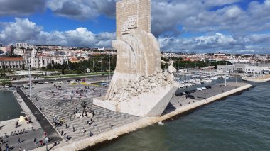Lizbon 'daki Keşifler Anıtı. Doğal Manzaradaki Ünlü Heykelin Hava Manzarası. Metropol Manzarası Panoramik Şehir Manzarası Güzel. Şehir Panoramik Şehir Manzarası. Lizbon Portekiz.