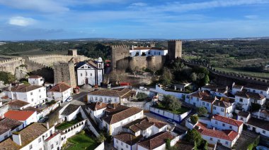 Leiria Portekiz 'in Obidos bölgesindeki Obidos Kalesi. Şehrin ünlü bölgesindeki ortaçağ binasının kuş bakışı görüntüsü. Şehir merkezindeki iş dünyası. İş Geçmişi Ünlüdür.