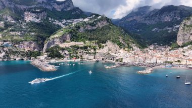 Amalfi Salerno İtalya 'daki Amalfi Sahili. Yaz tatilinde harika bir sahil manzarası olan kuş bakışı. Shore Clouds Plaj Denizi. Shore Panning Wide 'da. Amalfi Salerno.