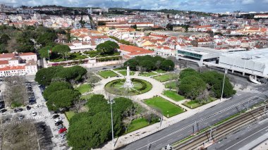 Lizbon 'daki Belem Sarayı. Göz kamaştırıcı Kamu Yönetimi Ofisleri Yukarıdan Bakıldı. Şehir merkezindeki iş dünyası. Şehir merkezinin dışında Panning Wide 'da. Lizbon Portekiz.