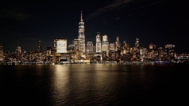 New York Skyline Manhattan 'da New York Birleşik Devletlerinde. Şehir Skyline Modern ve Geleneksel Mimariyi Gösteriyor. Şehir merkezindeki Gece Yolu. Gece Panoraması. Dünyanın şehirleri. Manhattan New York.