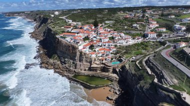 Azenhas, Lizbon 'un Sintra Bölgesi' ndeki Mar Plajı 'nda. Yaz tatilinde harika bir sahil manzarası olan kuş bakışı. İş Bulutları Gökyüzü Şehir Merkezi. Arkaplan Panoramik Şehir.