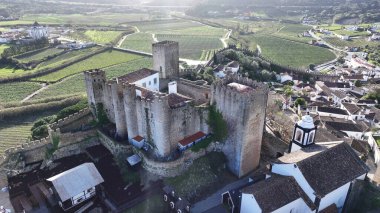 Portekiz 'in Obidos Leiria bölgesindeki Obidos Kalesi. Yukardan bakıldığında hareketli bir şehirde ortaçağ binası. Şehir merkezindeki İş Gökyüzü Arkaplanı. Şehir Merkezi Panoramik Şirketi.