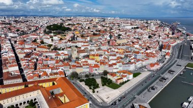 Lizbon 'daki Lizbon Skyline. İnanılmaz Skysraper 'lar ve caddedeki trafik yukarıdan izleniyor. Metropolitan Peyzaj Ticari Binası Çarpıcı. Metropolitan Atılgan Kasabası. Lizbon Portekiz.