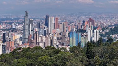 Bogota Cundinamarca Kolombiya 'daki Bogota Skyline. İnanılmaz Skysraper 'lar ve caddedeki trafik yukarıdan izleniyor. Altyapı Skyline Panoramic City View Awesome. Altyapı Şehir Manzarası.