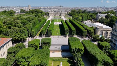 Fransa 'nın Paris şehrindeki Lüksemburg Bahçesi. Şehrin ünlü eğlence parkının nefes kesici hava manzarası. Metropol Manzarası Panoramik Şehir Manzarası Güzel. Kentsel Panoramik Şehir Görünümü.