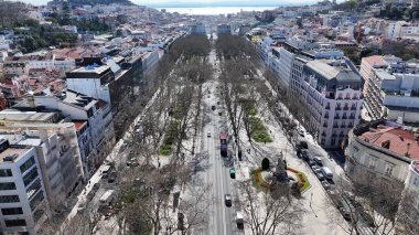 Lizbon 'daki Özgürlük Bulvarı. Yükselen binaları ve trafiği olan hareketli bir şehrin havadan görünüşü. Şehir merkezindeki İş Gökyüzü Arkaplanı. Şehir merkezindeki panoramik işleri. Lizbon Portekiz.