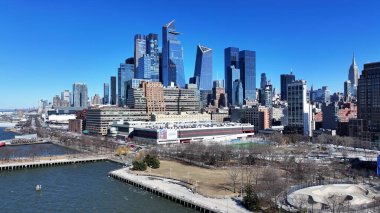 New York Skyline Manhattan 'da New York Birleşik Devletlerinde. Yukarıdan canlı bir şehrin telaş ve koşuşturmasını yakalamak. Şehir Bulutları Gökyüzü Arkaplanı Şehir. Şehir dışındaki ünlü. Manhattan New York.