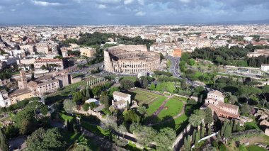 Roma Kolezyumu, Lazio İtalya. Şehir merkezinin modern binalarla dolup taşması. Şehir merkezinde Gökyüzü Bulutları. Şehir merkezinin dışında. Ünlü. Roma Lazio.