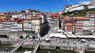 Porto Portekiz 'deki Ribeira Rıhtımı. Gökdelenleri Şehir Merkezi Şehir Yaşamını Yansıtıyor. İş Bulutları Gökyüzü Şehir Merkezi. Özgeçmişleri meşhurdur. Porto Portekiz.