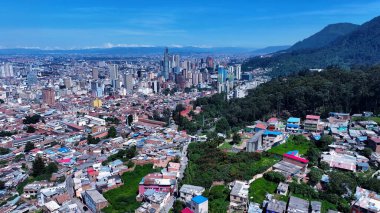 Bogota Cundinamarca Kolombiya 'daki Bogota Skyline. Kuşlar, sokaklar ve binalarla çarpıcı şehir manzarasına bakıyor. Şehir merkezindeki iş dünyası. İş geçmişleri ünlüdür. Bogota Cundinamarca.