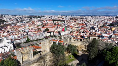 Lizbon 'daki Sao Jorge Kalesi. Şehrin ünlü bölgesindeki ortaçağ binasının kuş bakışı görüntüsü. Şehir merkezindeki iş dünyası. Şehir merkezinin dışında Panning Wide 'da. Lizbon Portekiz.