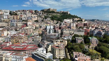 Napoli 'nin silueti Napoli Campania İtalya' da. Çağdaş binalarla dolu şehir merkezinin havadan görünüşü. Metropol Manzarası Panoramik Şehir Manzarası Güzel. Kentsel Panoramik Şehir Görünümü.