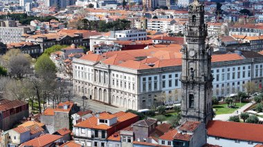Porto Portekiz 'deki Clerigos Kulesi. Şehrin ünlü bölgesindeki ortaçağ binasının kuş bakışı görüntüsü. Altyapı Skyline Gökdelenleri çarpıcı. Altyapı Mimarlık Şirketi. Porto Portekiz.