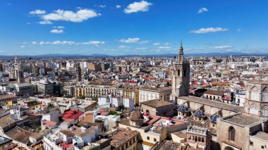 Valencia Valence Community İspanya 'daki La Reina Meydanı. Yukarıdan canlı bir şehrin telaş ve koşuşturmasını yakalamak. İş Bulutları Gökyüzü Şehir Merkezi. Arkaplan Ünlü.