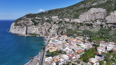 Sorrento 'da Sorrento Sahili, Napoli İtalya. Turkuaz Okyanus Dalgaları Tropik Sahile Yavaşça Çarpıyor. Sahil Gökyüzü Sahil Kıyısı Yaz Zamanı. Seaside Beach Panoramik. Sorrento Napoli.