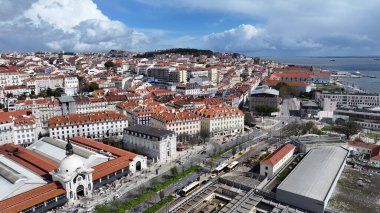 Lizbon 'daki Lizbon Skyline. Yukarıdan canlı bir şehrin telaş ve koşuşturmasını yakalamak. Şehir Gökyüzü Arkaplanı Kentsel. Şehir merkezinin yukarısında. Lizbon Portekiz.