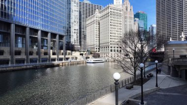 Chicago Riverwalk, Chicago Illinois Birleşik Devletleri. İnanılmaz Skysraper 'lar ve caddedeki trafik yukarıdan izleniyor. Şehir merkezindeki İş Gökyüzü Arkaplanı. Şehir Merkezi Panoramik Şirketi.