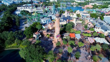 Orlando Florida 'da Universal Şehir Yürüyüşü. Çeşitli çekicilikleri olan lunapark ve ziyaretçiler eğleniyor. Şehir merkezinde Gökyüzü Bulutları. Şehir merkezinin dışında. Ünlü. Orlando Florida.