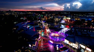Orlando Florida Birleşik Devletleri 'ndeki Universal Orlando. İnsanların gezintilerde eğlendiği lunapark. Günbatımı Bulutları Şehir Merkezi Şehir Merkezi. Yukarıda Sunset Outdoor 'da. Orlando Florida.