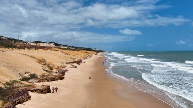 Natal Rio Grande do Norte Brazil 'deki manzara sahili. Turkuaz Okyanus Dalgaları Tropik Sahile Yavaşça Çarpıyor. Cennet Adası Manzarası Minnettar Güzel. Yaz Zamanı Minnettar Kıyı.