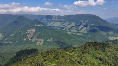 Itati Rio Grande Do Sul Brezilya 'daki Büyüleyici Orman. Huzurlu Dağlar Vadisi ve Orman Ağaçları Kuşbakışı Görünümü. Doğa Gökyüzü Bulutları Gökyüzü Ormanı. Peyzaj Gökyüzü Panoramik Gökyüzü. Itati Rio Grande do Sul.