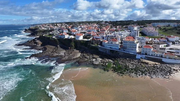 Portekiz 'in Sintra Lizbon bölgesindeki sahil köyü. Kristal berrak sularla sersemletici sahilin havadan görünüşü. İnşaat Manzarası Panoramik Şehir Görünümü Meşgul. Panoramik Şehir Görünümü.