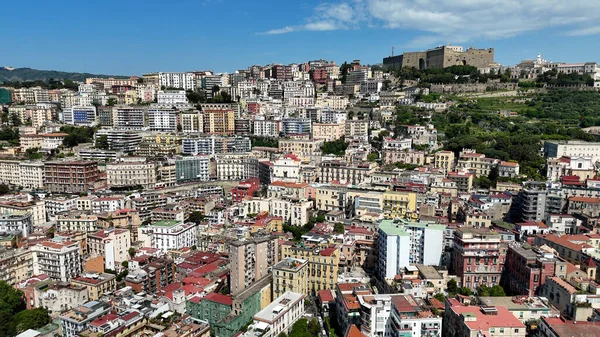 Napoli 'nin silueti Napoli Campania İtalya' da. Yükselen Binalar ve Şehir Yaşamını Gösteren Trafik Gösterileri. Metropolitan Peyzaj Ticari Binası Çarpıcı. Metropolitan Atılgan Kasabası.