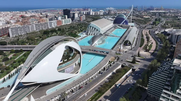 Valencia İspanya 'daki Bilim Müzesi. Çağdaş binalarla dolu şehir merkezinin havadan görünüşü. İş Bulutları Gökyüzü Şehir Merkezi. Özgeçmişleri meşhurdur. Valencia İspanya.