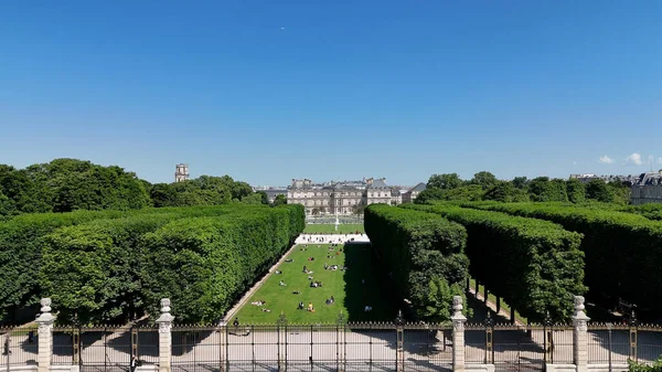 Fransa 'nın Paris şehrindeki Lüksemburg Bahçeleri. Şehrin ünlü eğlence parkının nefes kesici hava manzarası. Altyapı Skyline Panoramic City View Awesome. Altyapı Şehir Manzarası.