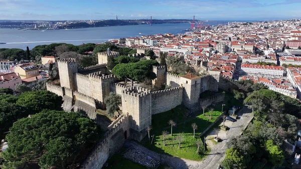 Lizbon 'daki Sao Jorge Kalesi. Şehrin ünlü bölgesindeki ortaçağ binasının kuş bakışı görüntüsü. Şehir merkezindeki iş dünyası. Şehir merkezinin dışında Panning Wide 'da. Lizbon Portekiz.