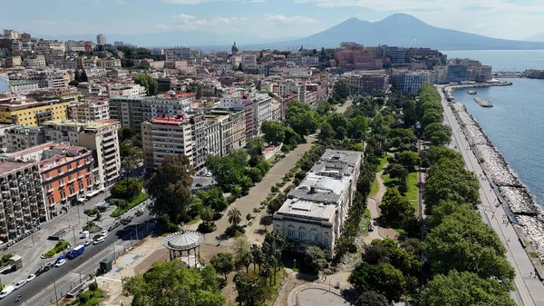 Napoli Campania İtalya 'daki Villa Comunale Parkı. Yükselen binaları ve trafiği olan hareketli bir şehrin havadan görünüşü. İnşaat Manzarası Panoramik Şehir Görünümü Meşgul. Panoramik Şehir Görünümü.