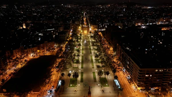 Barcelona Katalonya İspanya 'da Barselona Skyline. Yeşilliklerle süslenmiş güzel tasarlanmış bir park. Şehir merkezindeki Gece Yükseltilmiş Yol. Şehrin yukarısında bir gece. Barselona Katalonya.