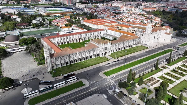 Lizbon 'daki Jeronimos Manastırı. Göz kamaştırıcı Barok Kilisesi manzarayla çelişiyor. Şehir Gökyüzü Arkaplanı Kentsel. Açık Arkaplan Panoramik Şehir. Lizbon Portekiz.