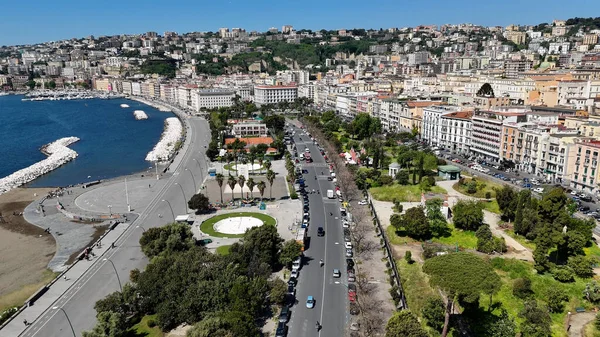 Napoli Campania İtalya 'daki Villa Comunale Parkı. Kuşlar, sokaklar ve binalarla çarpıcı şehir manzarasına bakıyor. İnşaat Manzarası Panoramik Şehir Görünümü Meşgul. Panoramik Şehir Manzarası. Napoli Campania.