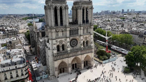 Fransa 'nın Paris Adası' ndaki Notre Dame Kilisesi. Göz kamaştırıcı Barok Kilisesi manzarayla çelişiyor. Metropolitan Manzara Gökdelenleri. Güzel. Metropolitan Şehir. Paris Fransa Adası.