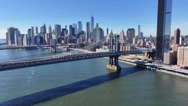 Manhattan 'daki Manhattan Köprüsü New York Birleşik Devletleri. Yukarıdan bakıldığında şehrin yükseltilmiş yol köprüsü sembolü. İş Bulutları Gökyüzü Şehir Merkezi. İş dünyası geniş çaplı. Manhattan New York.