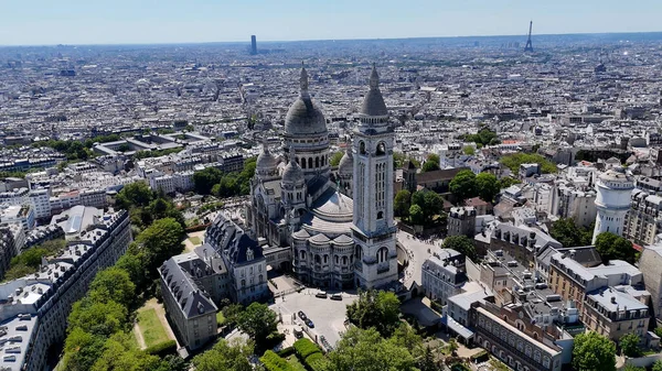 Fransa 'da Paris' teki Sacre Coeur Kilisesi. İnanılmaz Skysraper 'lar ve caddedeki trafik yukarıdan izleniyor. Şehir Gökyüzü Arkaplanı Kentsel. Şehrin yukarısında. Fransa ile Paris.