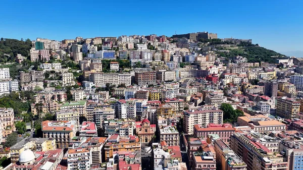 Napoli 'nin silueti Napoli Campania İtalya' da. İnanılmaz Skysraper 'lar ve caddedeki trafik yukarıdan izleniyor. Altyapı Skyline Gökdelenleri çarpıcı. Altyapı Mimarlık Şirketi.