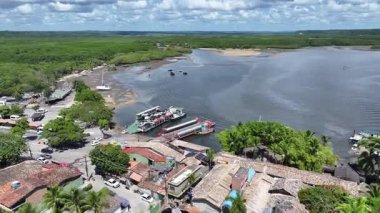 Bahia Brezilya 'daki Porto Seguro' daki Buranhem Nehri. Plaj manzarası. Güzel sahil şeridi. Seyahat güzergahı. Brezilya, Porto Seguro 'daki Buranhem Nehri. Mangrove manzarası. Brezilya Kuzeydoğu.