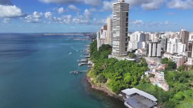 Salvador Skyline, Bahia Brezilya, Salvador 'da. Plaj manzarası. Doğa Manzarası. Şehir merkezinde. Bahia Brezilya 'da Salvador Skyline. Tropik arka plan. Sahil Koyu Suyu.