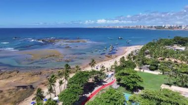 Bahia Brezilya 'daki Salvador' da Itapua Plajı. Plaj manzarası. Güzel sahil şeridi. Seyahat güzergahı. Bahia Brezilya, Salvador 'daki Itapua Plajı. Brezilya Kuzeydoğu Skyline.
