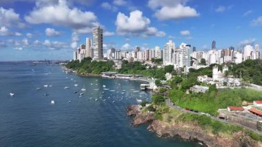 Salvador Skyline, Bahia Brezilya Salvador 'da. Şehir Plajı. Bay Water Sahnesi. Şehir merkezinde. Bahia Brezilya 'da Salvador Skyline. Huzurlu Manzara.