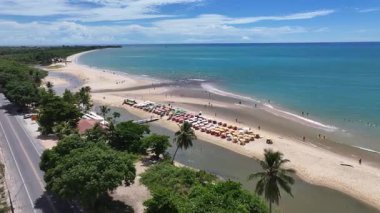 Porto Seguro Skyline Bahia Brezilya 'daki Porto Seguro' da. Plaj manzarası. Güzel sahil şeridi. Seyahat güzergahı. Porto Seguro Skyline, Porto Seguro, Brezilya. Mangrove Kum Bankası. Brezilya Kuzeydoğu.