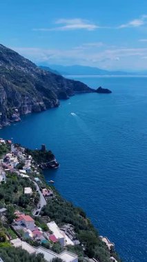 İtalya Salerno 'daki Praiano' da Amalfi Sahili. Plaj manzarası. Turizm Tarihi Yer. İtalya Salerno 'daki Praiano' da Amalfi Sahili. Salerno Körfezi Skyline. Kıyı Kenti manzarası. Akdeniz.